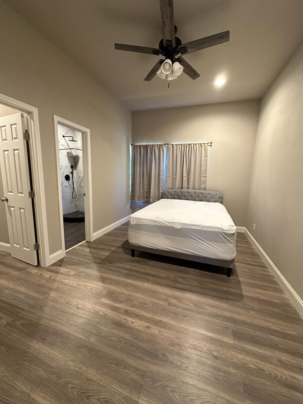 Full Suite RM-1 at Modern Dallas Home 3
