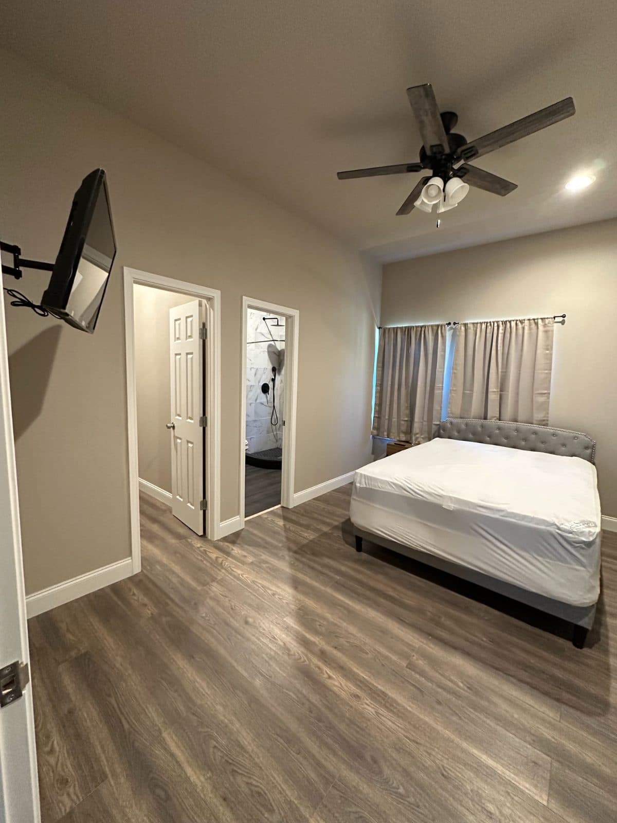 Full Suite RM-1 at Modern Dallas Home